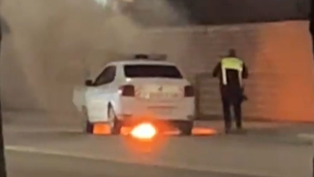 un autoturism de poliție Logan a ars în trafic la Iași