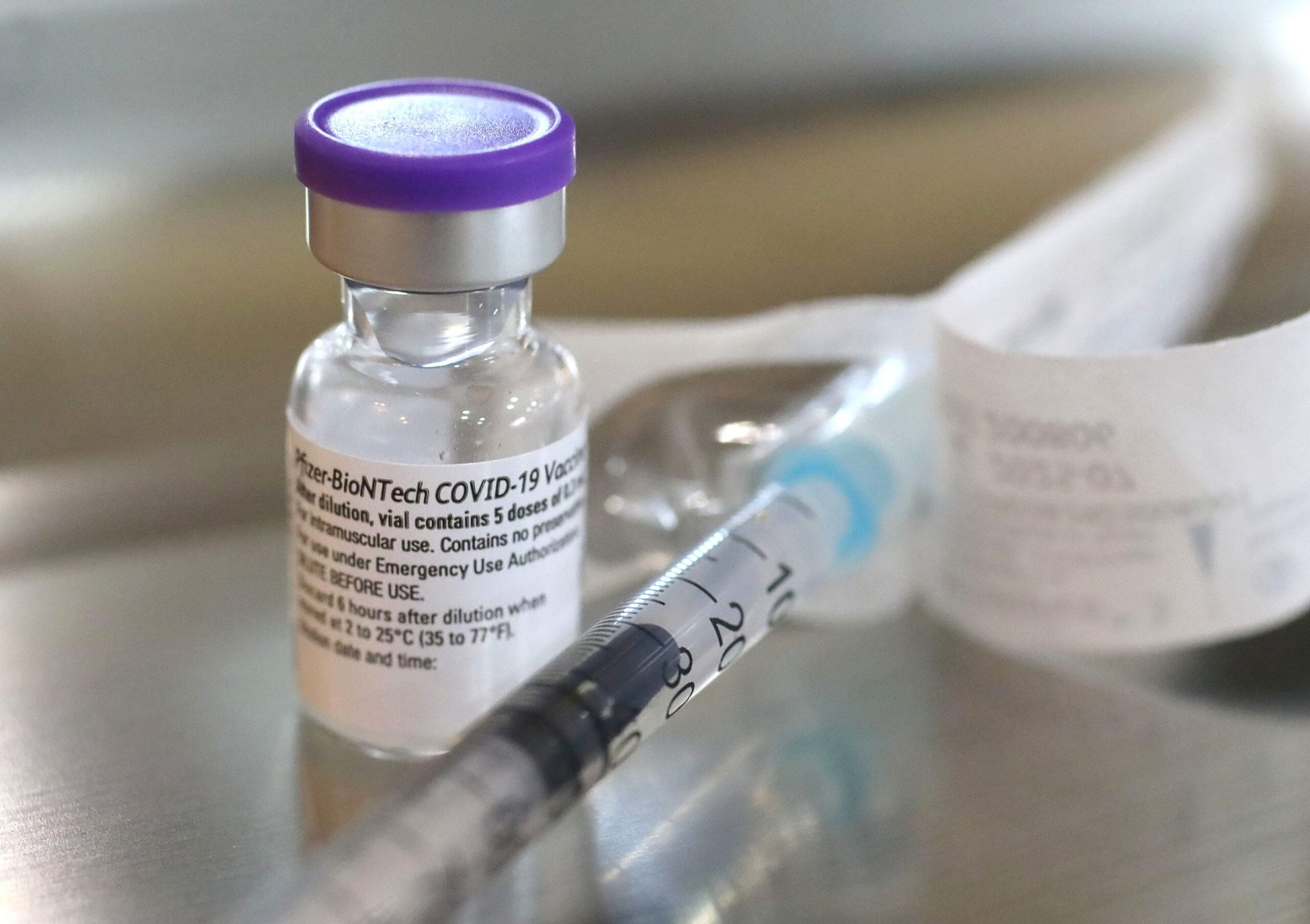 România se confruntă cu un fenomen deosebit de grav care a ieșit la iveală în contextul campaniei de vaccinare anti-COVID-19, proces marcat de mesaje contradictorii și controverse legate de modul în care s-au administrat dozele