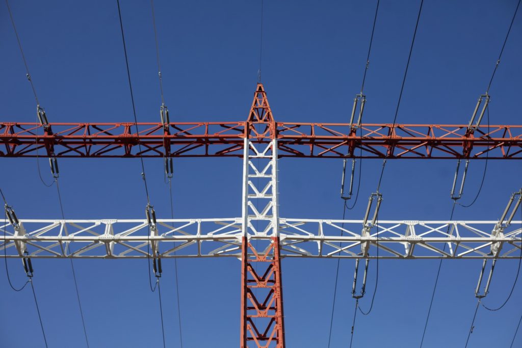 Bolojan acuză: Prețurile la energie, umflate de specule și ineficiență