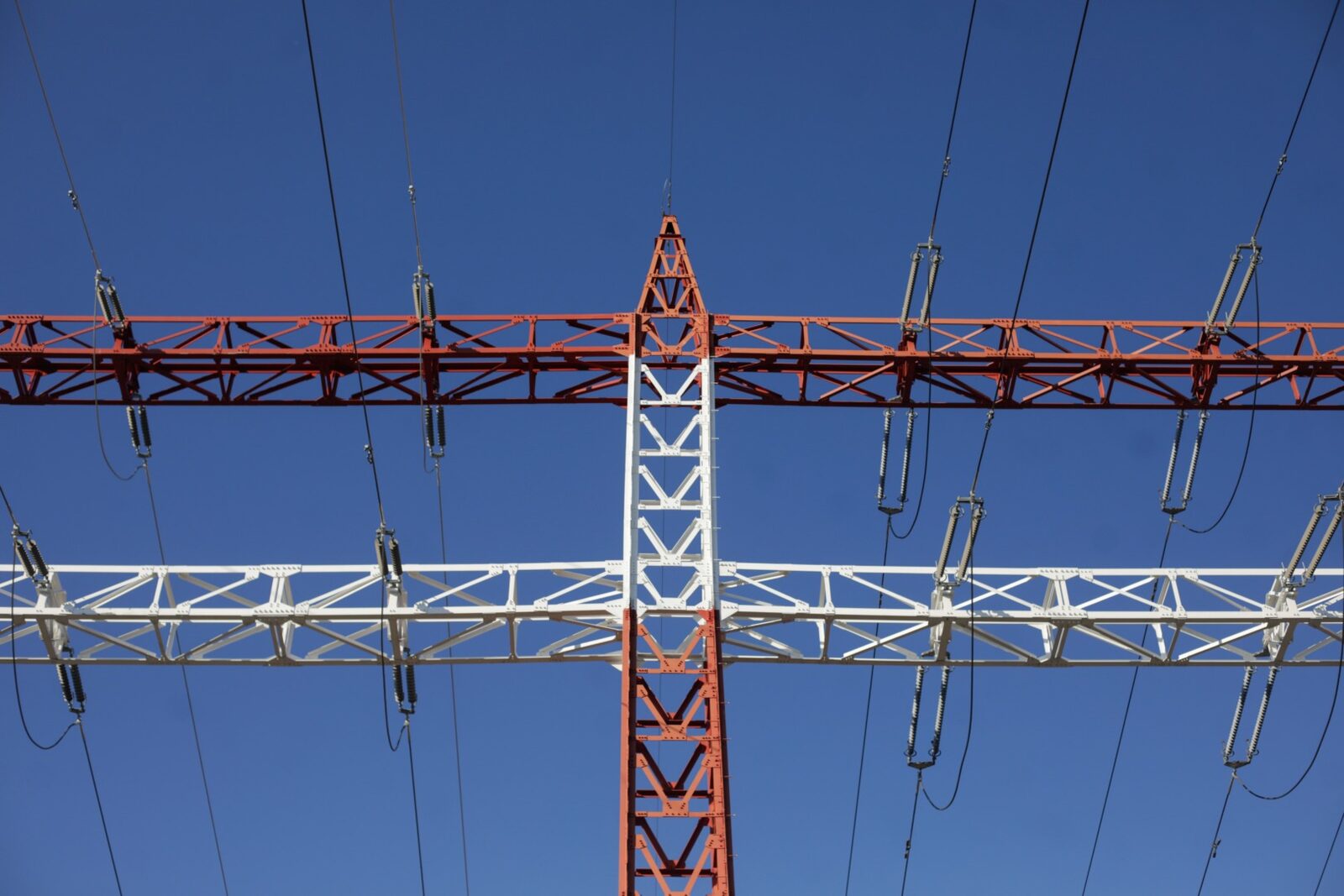 Bolojan acuză: Prețurile la energie, umflate de specule și ineficiență