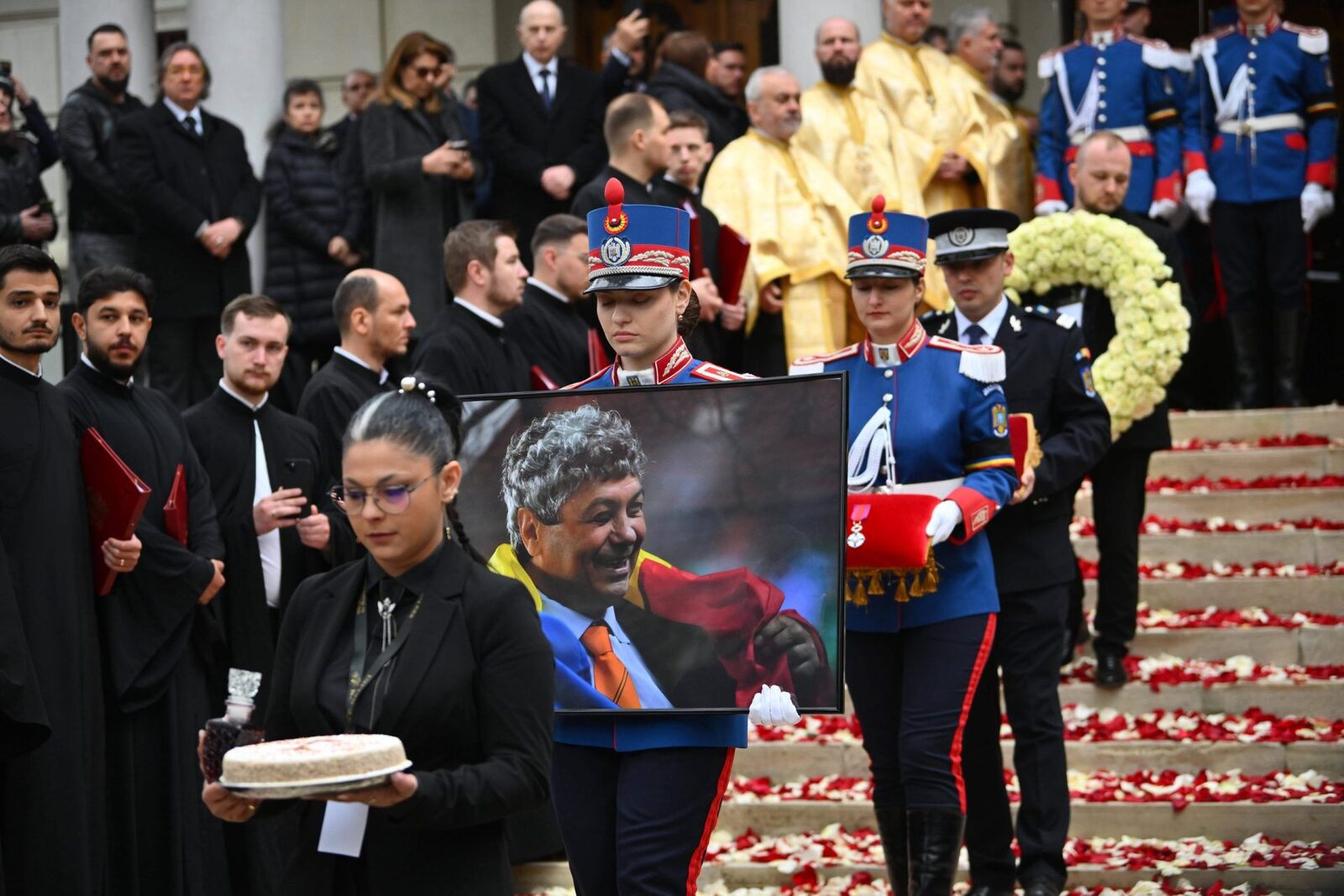Mircea Lucescu, condus pe ultimul drum: Ceremonie cu onoruri militare la Bellu