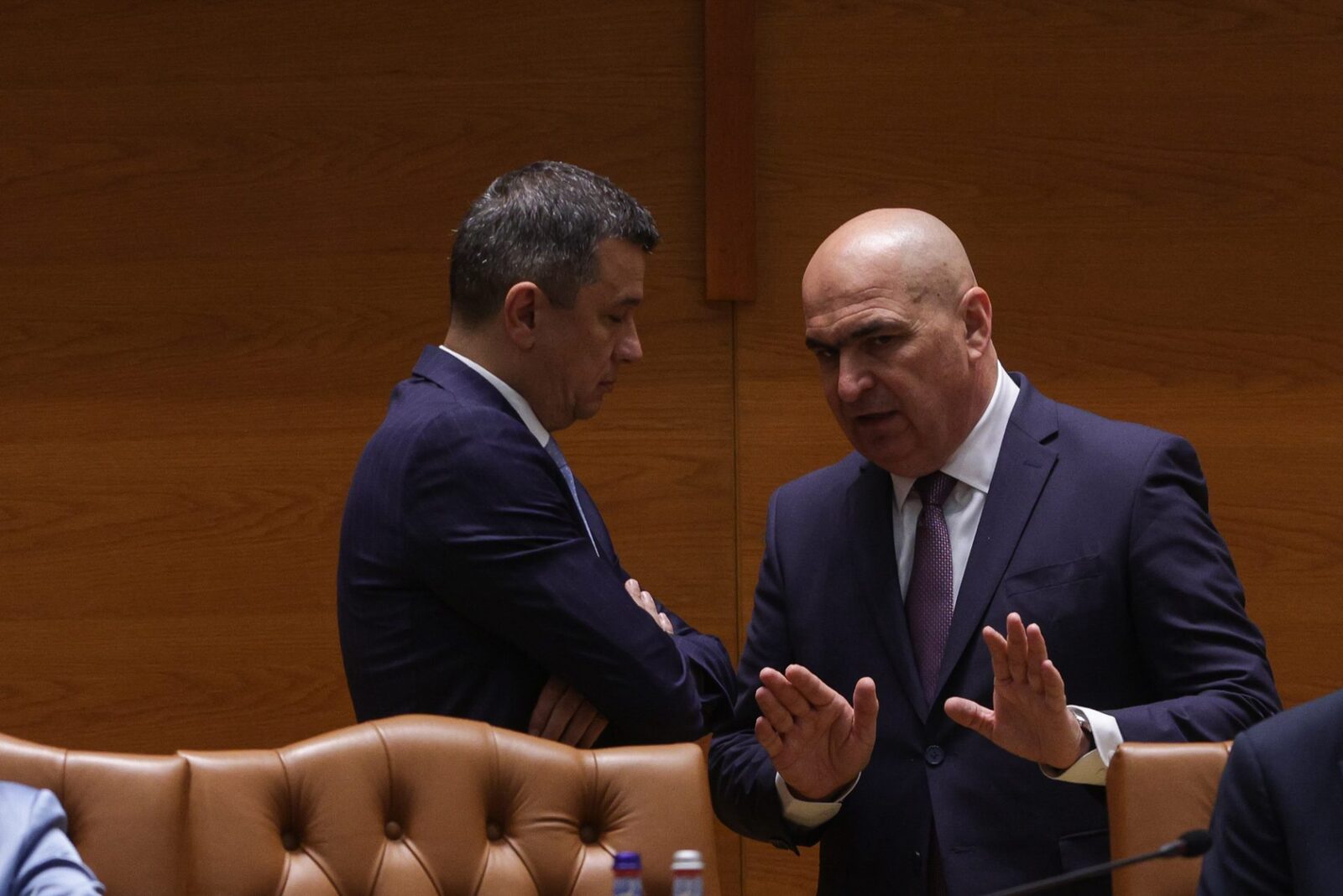 Bolojan răspunde PSD: Vânzarea de acțiuni, inclusă-n programul de guvernare