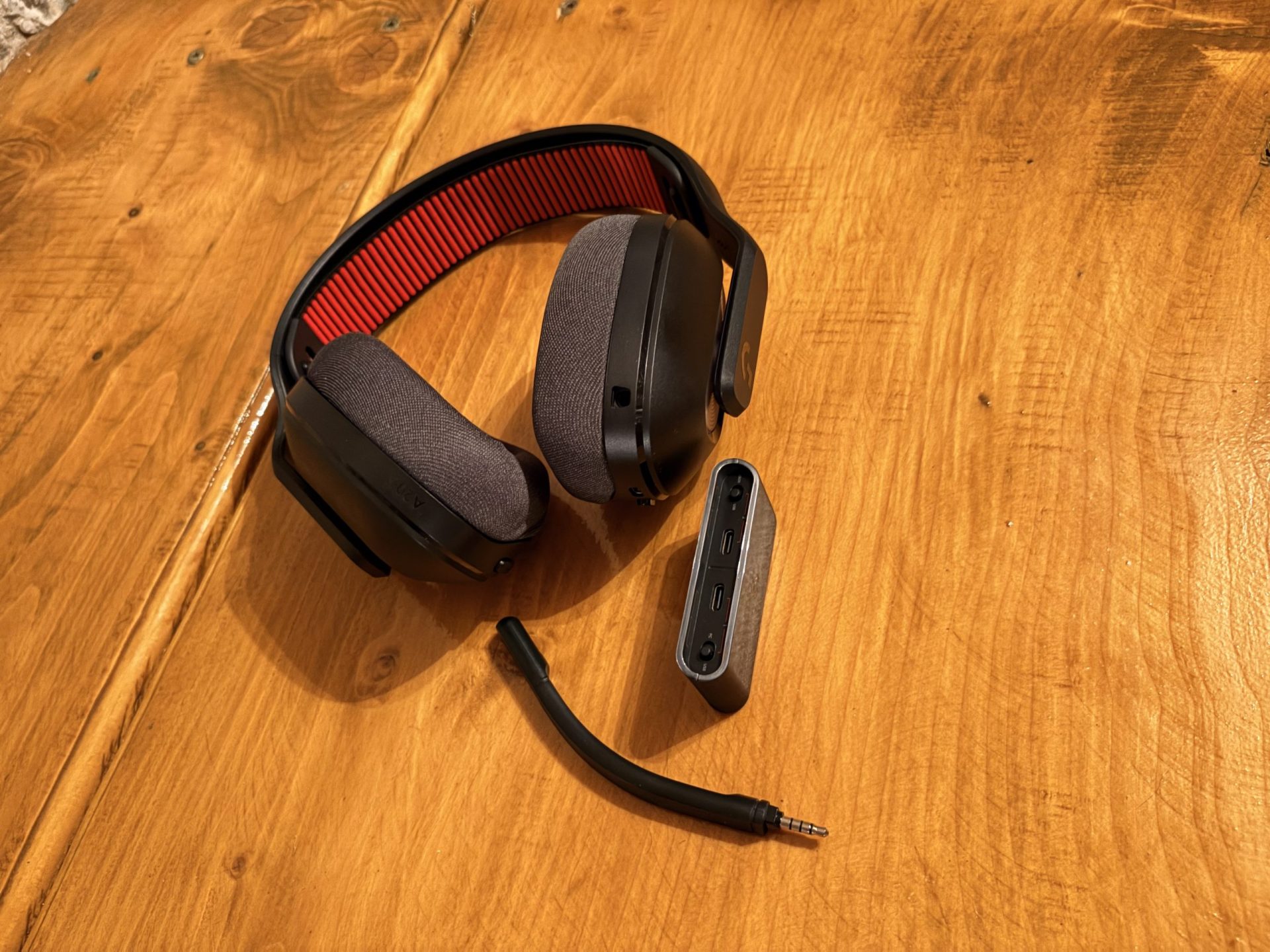 Diferența dintre recondiționat și second-hand contează mai mult decât crezi Pentru cumpărătorii care sunt în căutare de periferice și gadgeturi, termenii „second-hand” și „recondiționat” pot părea similar, dar diferențele dintre cele două variante sunt semnificative