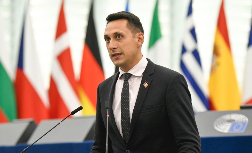 Retragerea PSD din coaliție ar putea duce la o moțiune de cenzură AUR O eventuală ieșire a Partidului Social Democrat (PSD) de la guvernare ar putea deschide calea pentru un vot privind moțiunea de cenzură inițiată de Alianța pentru Unirea Românilor (AUR)