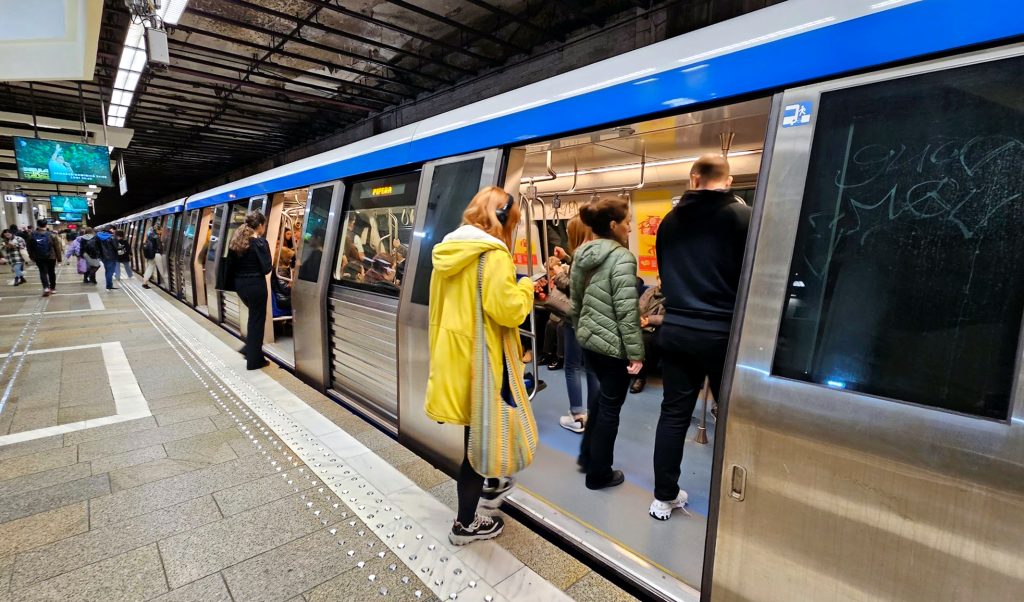 Metroul din București va avea începând din mai 2026 un tarif mai ridicat, costul unei călătorii simple crescând de la 5 lei la 7 lei, o majorare de 40%