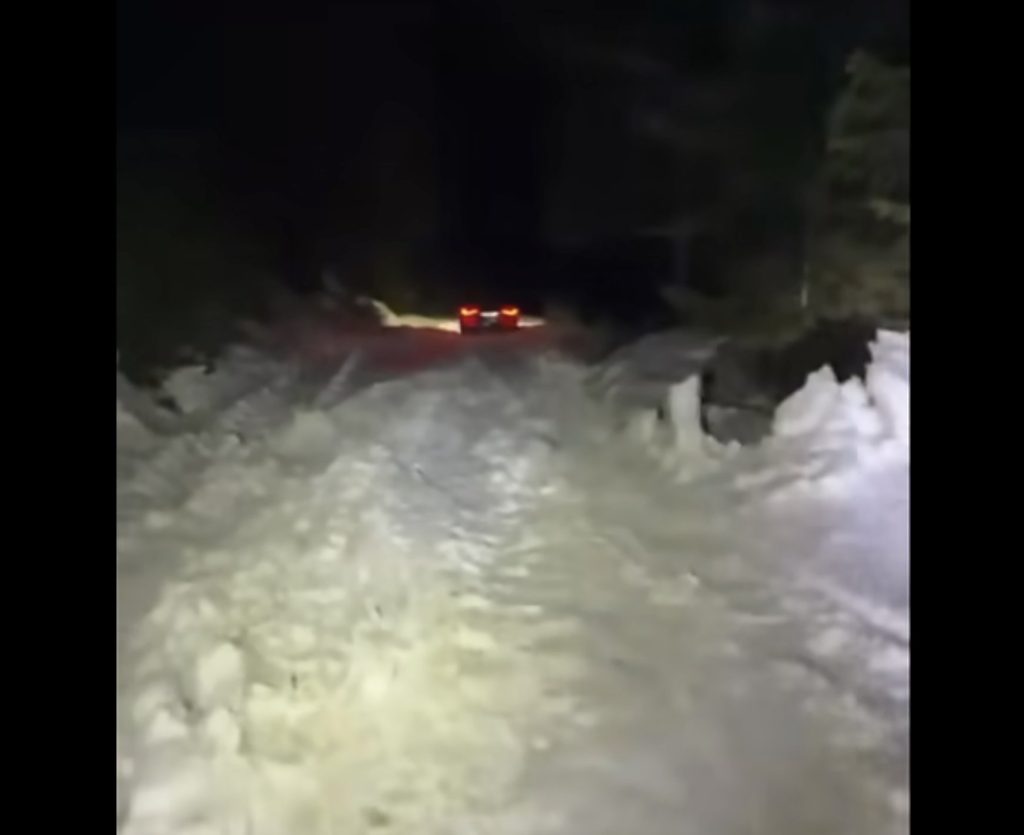 Bărbat și fiu, prinși în zăpadă în Cheile Oltețului, în Noaptea Învierii