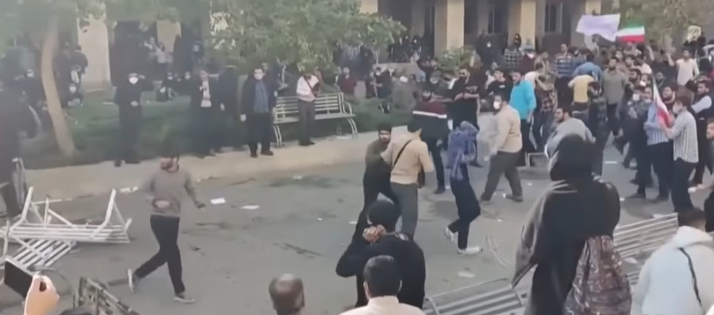 Statele Unite ale Americii și-au recunoscut oficial implicarea în sprijinirea protestatarilor din Iran, prin trimiterea de arme către minoritatea kurdă