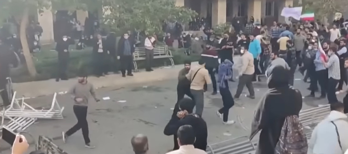 Statele Unite ale Americii și-au recunoscut oficial implicarea în sprijinirea protestatarilor din Iran, prin trimiterea de arme către minoritatea kurdă