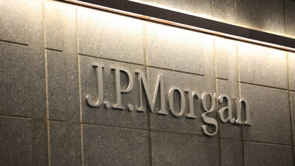 JPMorgan Chase avertizează asupra riscurilor majore care pot afectează economia mondială Directorul general al JPMorgan Chase, Jamie Dimon, a emis un avertisment clar privind fragilitatea economiei globale, atrăgând atenția asupra unui set complex de riscuri care pot destabiliza piețele financiare mondiale
