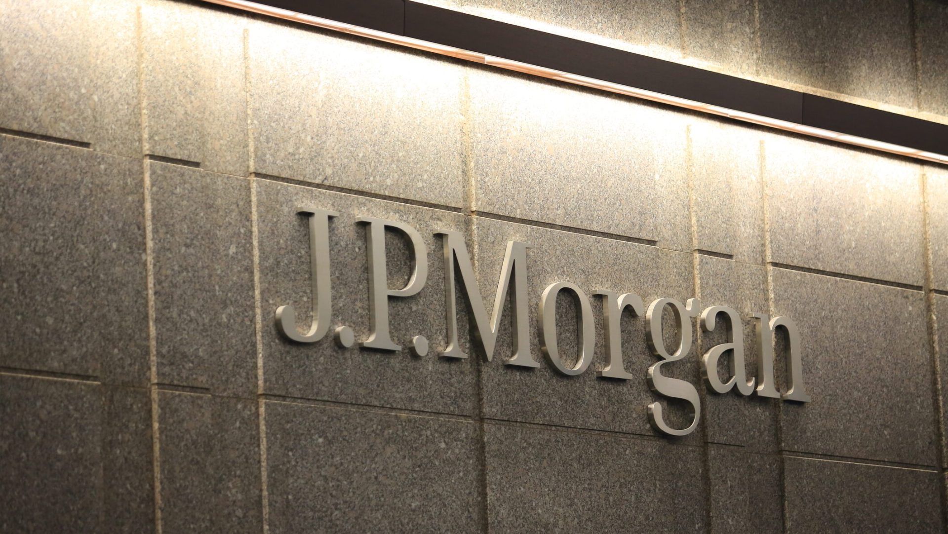 JPMorgan Chase avertizează asupra riscurilor majore care pot afectează economia mondială Directorul general al JPMorgan Chase, Jamie Dimon, a emis un avertisment clar privind fragilitatea economiei globale, atrăgând atenția asupra unui set complex de riscuri care pot destabiliza piețele financiare mondiale