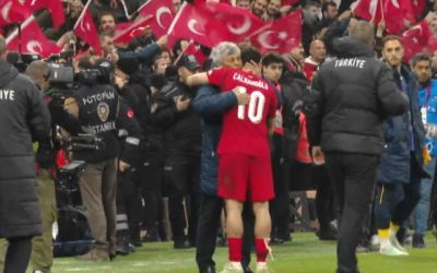 IMAGINI EMOȚIONANTE CU CALHANOGLU ȘI Lucescu, ACUM 12 ZILE Mijlocașul echipei Inter Milano, Hakan Calhanoglu, și antrenorul Mircea Lucescu au oferit momente emoționante, acum 12 zile, după un meci important