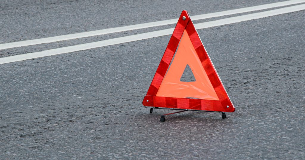 Două adolescente, grav rănite într-un accident cu motocicleta în Simeria Două adolescente, în vârstă de 17 ani, au fost rănite grav într-un accident petrecut luni seară pe DN 7, în orașul Simeria, județul Hunedoara