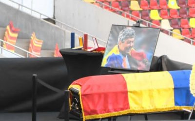 Sicriul cu trupul lui Mircea Lucescu a fost depus astăzi la Arena Națională din București, marcând un moment de profundă emoție și omagiu pentru personalitatea marcantă a fotbalului românesc