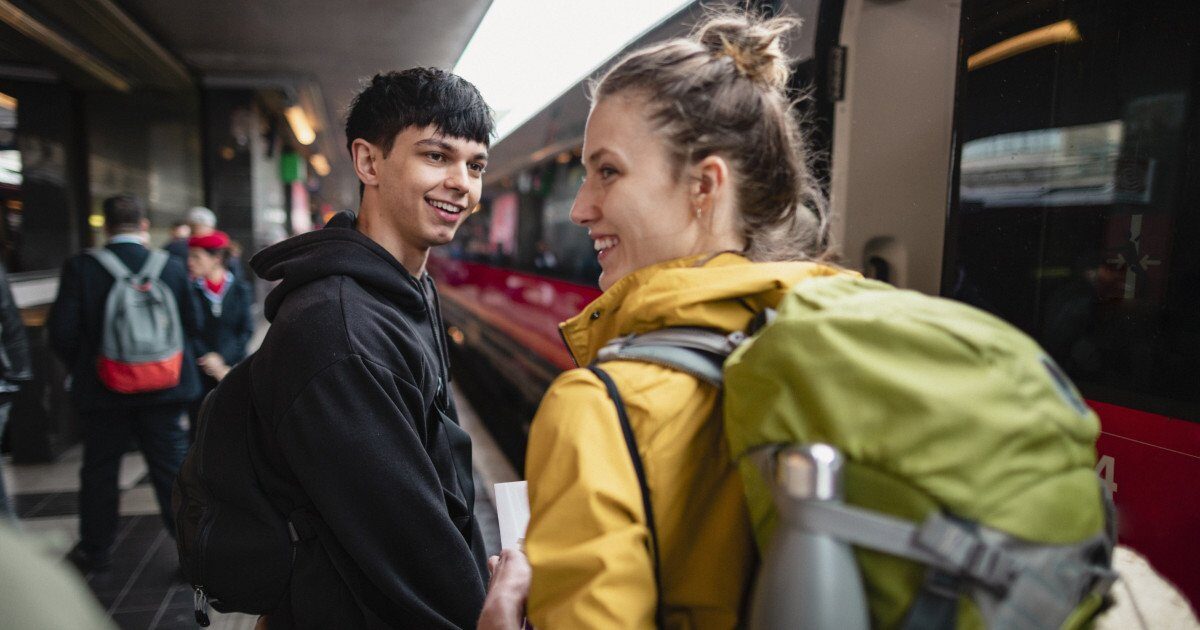Comisia Europeană lansează o nouă rundă DiscoverEU pentru tinerii europeni Comisia Europeană a anunțat o nouă rundă de înscrieri pentru programul DiscoverEU, parte a Erasmus+, oferind tinerilor de 18 ani posibilitatea de a călători gratuit prin Europa