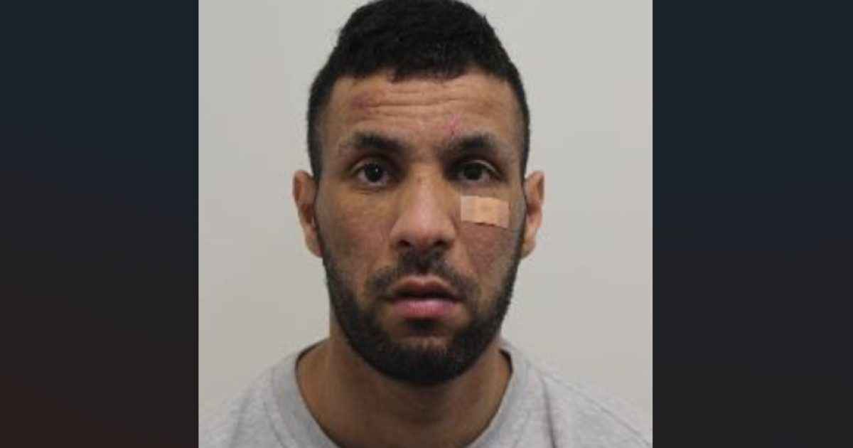 Un hoț care a furat din fața unui bar din centrul Londrei o geantă de mână în care se aflau un ceas și un ou Fabergé împodobit cu smaralde, în valoare de până la 2,5 milioane de euro, a fost condamnat la peste doi ani de închisoare