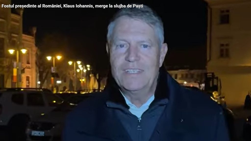 Fostul președinte Klaus Iohannis și soția sa, Carmen Iohannis, au participat sâmbătă seara la slujba de Paști organizată la Biserica romano-catolică „Sfânta Treime” din Sibiu