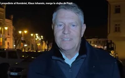 Fostul președinte Klaus Iohannis și soția sa, Carmen Iohannis, au participat sâmbătă seara la slujba de Paști organizată la Biserica romano-catolică „Sfânta Treime” din Sibiu