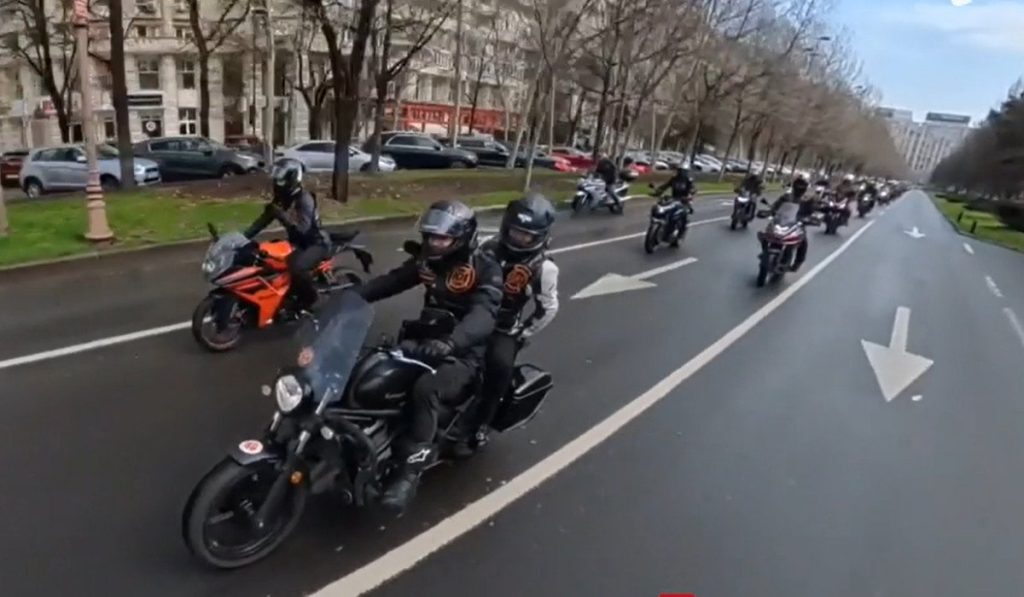 Sute de motociclişti au ieșit astăzi în centrul Bucureștiului într-o paradă a primăverii, marcând începutul sezonului pe două roți