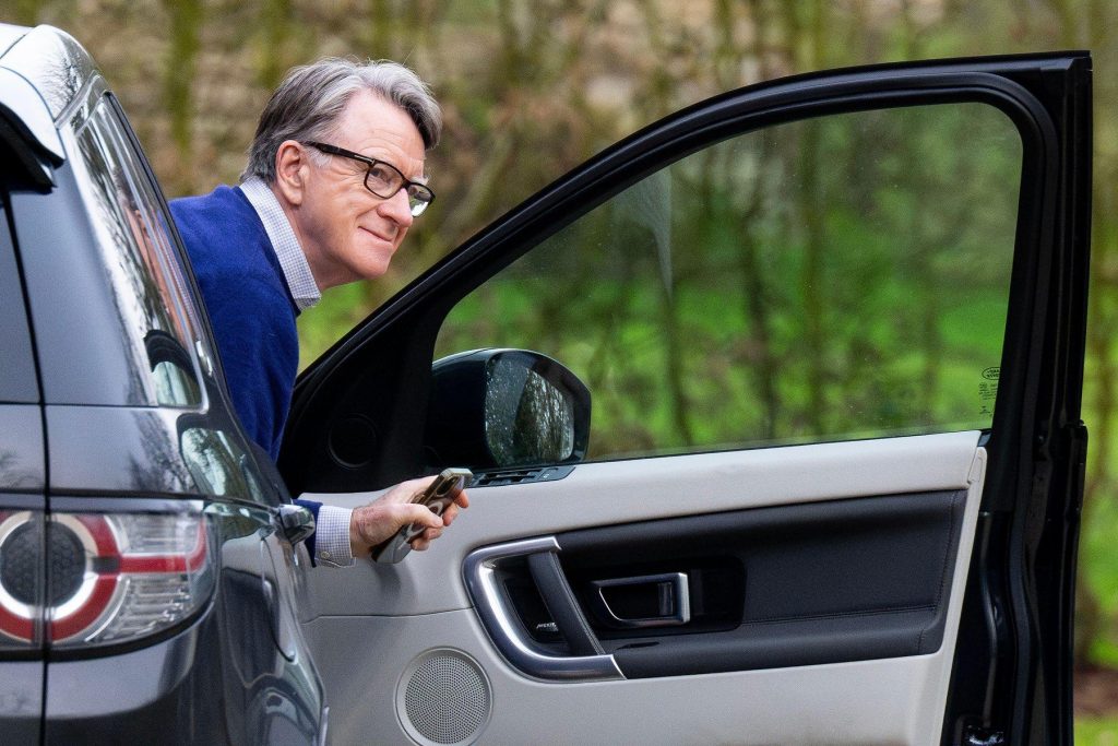 Mandelson, amendat dur: Politicianul britanic, prins urinând în public