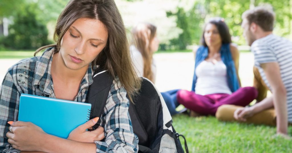 Diferența crucială dintre a fi singur și a te simți singur, explicată de un studiu recent A fi singur și a te simți singur nu sunt același lucru, iar consecințele pentru sănătatea mentală și fizică pot fi semnificative, arată un studiu recent