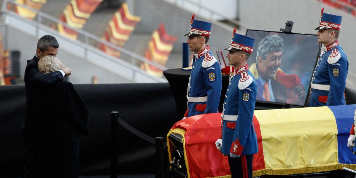 MESAJE pentru Mircea Lucescu la Arena Națională: Bolojan, alături de fani