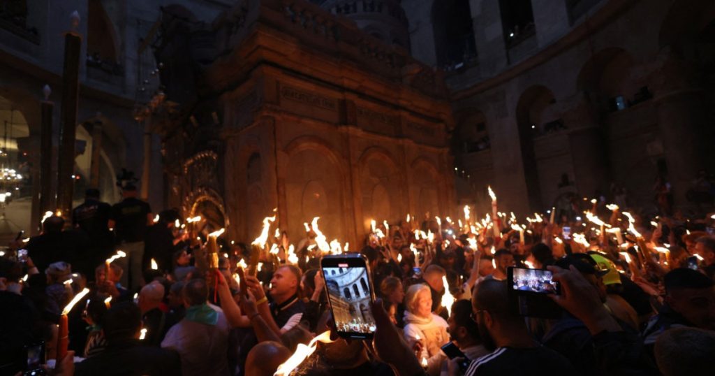 Sfânta Lumină ajunge azi în România: Plan de rezervă, în caz de criză în Orient