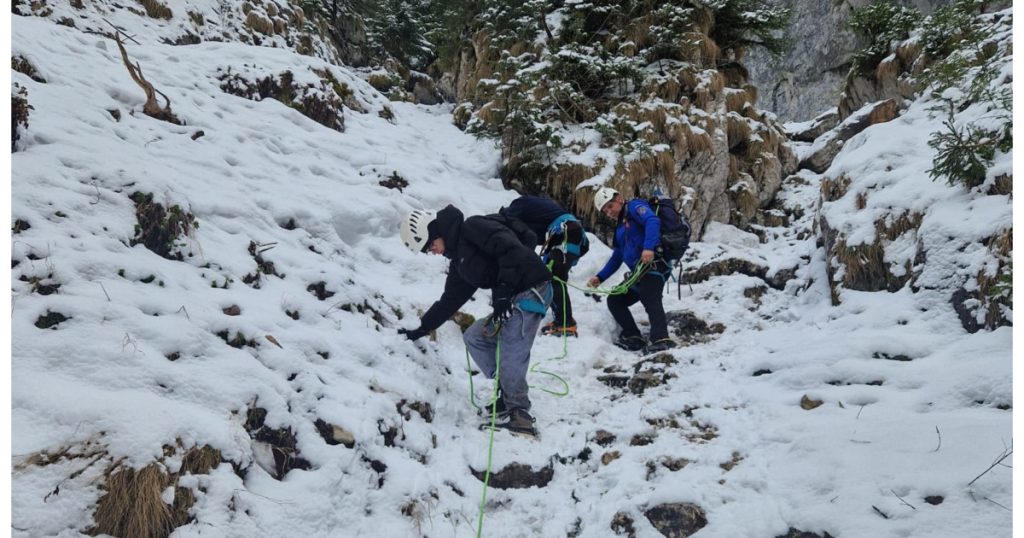 Salvare spectaculoasă în Piatra Craiului: Doi turiști, prinși în gheată, scoși de jandarmi