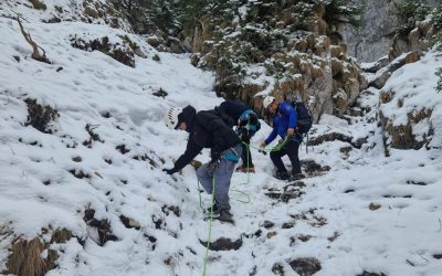 Salvare spectaculoasă în Piatra Craiului: Doi turiști, prinși în gheată, scoși de jandarmi