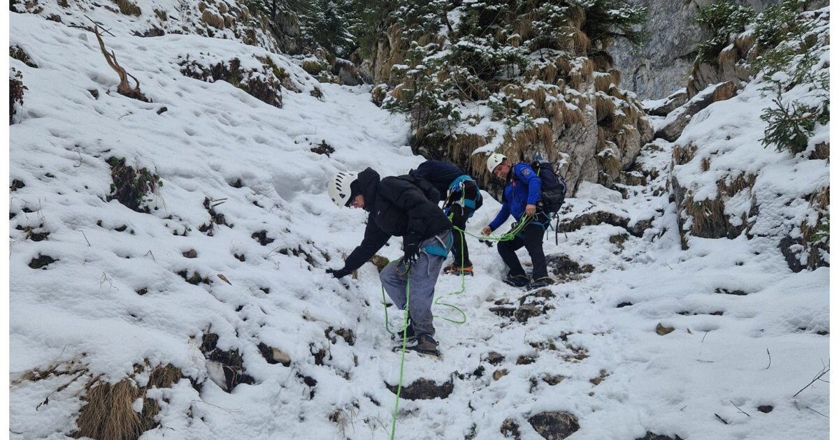 Salvare spectaculoasă în Piatra Craiului: Doi turiști, prinși în gheată, scoși de jandarmi