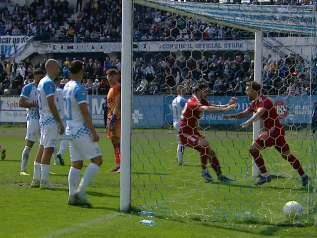 Corvinul Hunedoara a suferit prima înfrângere a sezonului, fiind învins pe teren propriu de Sepsi OSK cu scorul de 0-1, în meciul din etapa a XXVI-a a Ligii 2