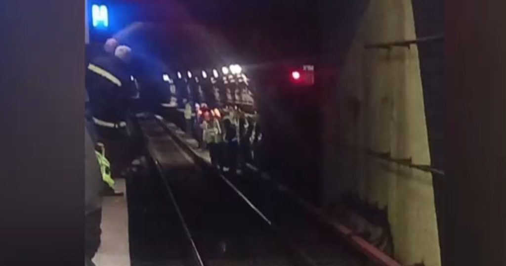 Metroul București, blocat pe M4: Trotuare prăbușite peste șine