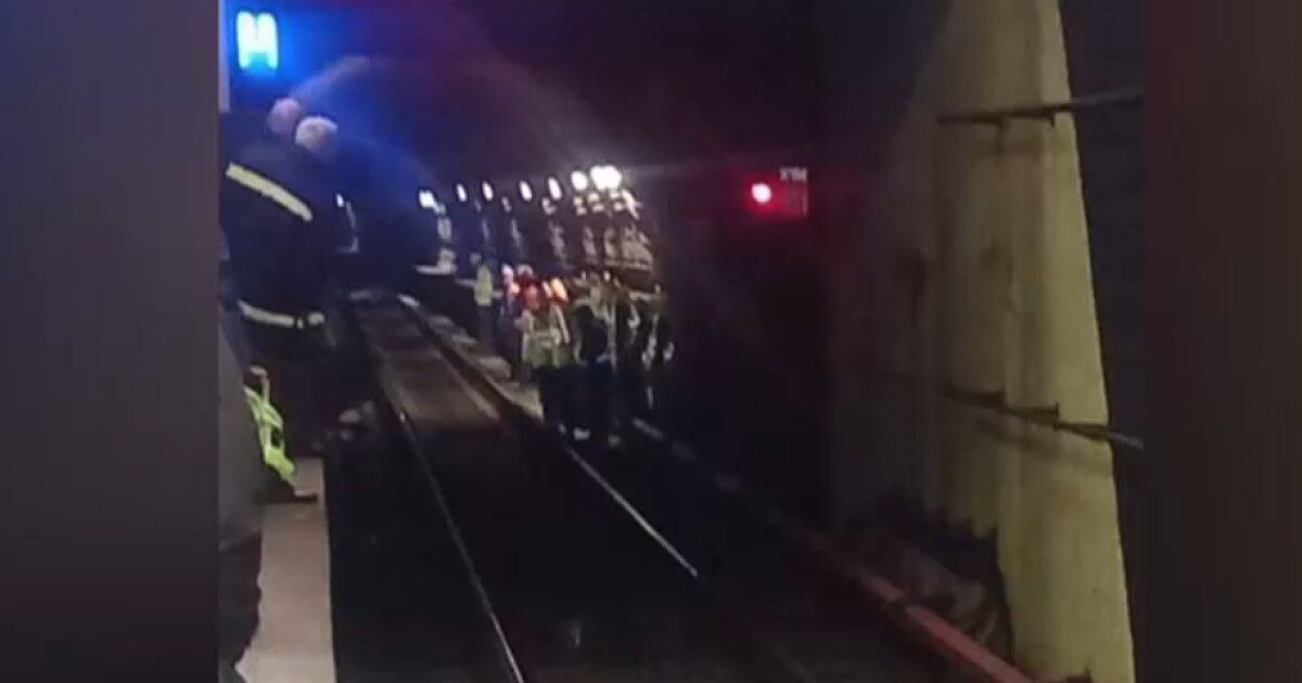 Metroul București, blocat pe M4: Trotuare prăbușite peste șine