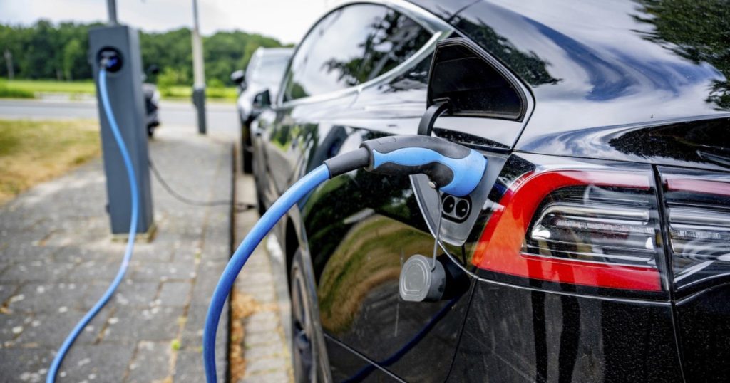 Creștere record a înmatriculărilor de mașini electrice în Germania pe fondul crizei carburanților