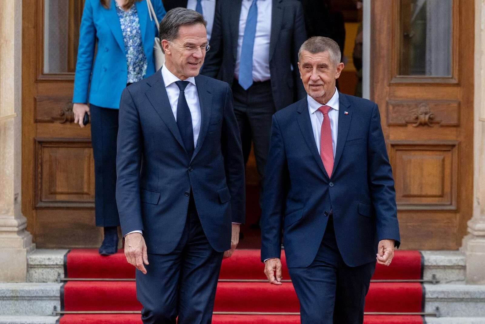 Cehia, față-n față cu NATO: Babis pune apărarea pe foc, dar promite respectarea angajamentelor
