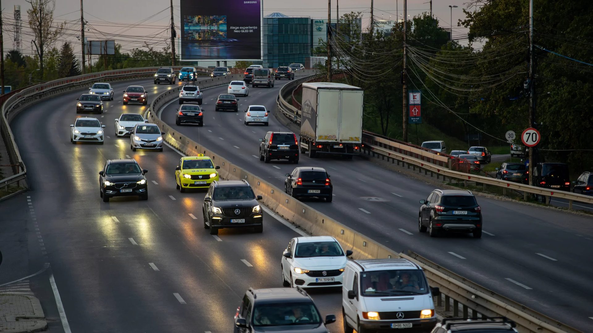 Taxele administrative pentru înmatricularea mașinii rămân comparabile cu cele din anii anteriori Taxele de bază pentru înmatricularea și înmatricularea provizorie a autovehiculelor în România rămân relativ mici comparativ cu alte costuri totale pentru proprietarii de mașini