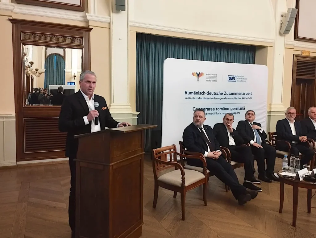 Directorii Aumovio și Bosch, companii germane majore cu investiții în Transilvania, au criticat la Sibiu instabilitatea economică, politicile europene și birocrația care îngreunează circulația mărfurilor