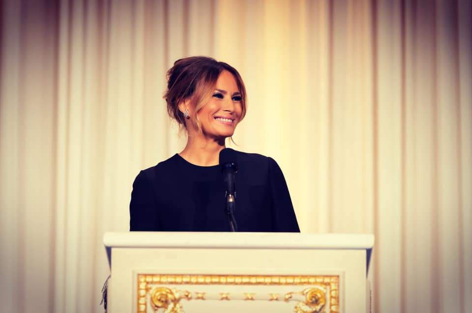 VIDEO: Melania Trump, în fotografia-șoc cu Jeffrey Epstein. Kimmel, prins