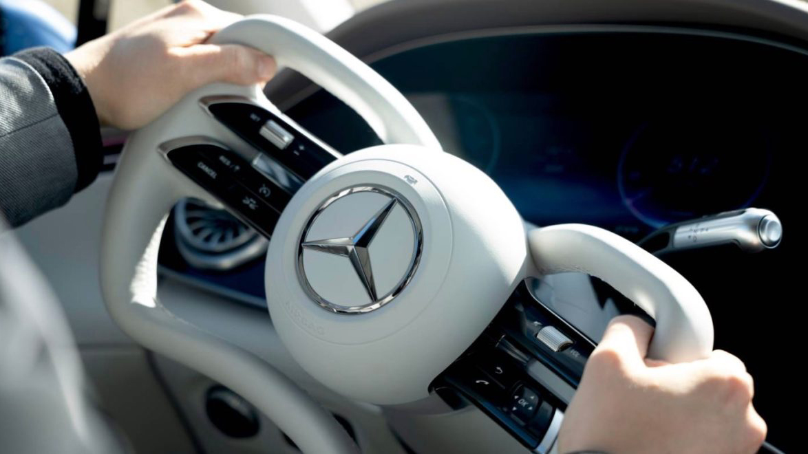 nn Mercedes Benz revoluționează experiența condusului cu un sistem de direcție steer-by-wire și un volan de tip yoke, un pas îndrăzneț spre viitorul automobilului de lux
