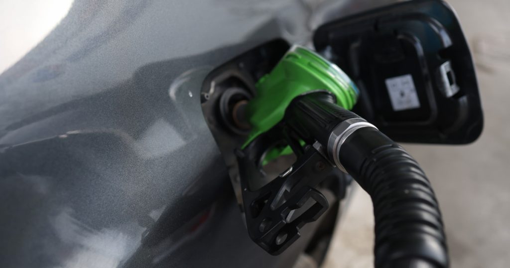 Benzina sub 8 lei: Scădere istorică după două luni de scumpiri în România