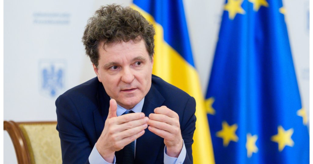 Președintele Nicușor Dan a convocat luni, la ora 14:00, o întâlnire de urgență la Palatul Cotroceni, cu premierul ILIE BOLOJAN și miniștrii din domeniul Energiei și Transporturilor, precum și cu reprezentanți ai principalelor companii petroliere, în contextul temerilor crescute legate de o posibilă criză a carburanților în România