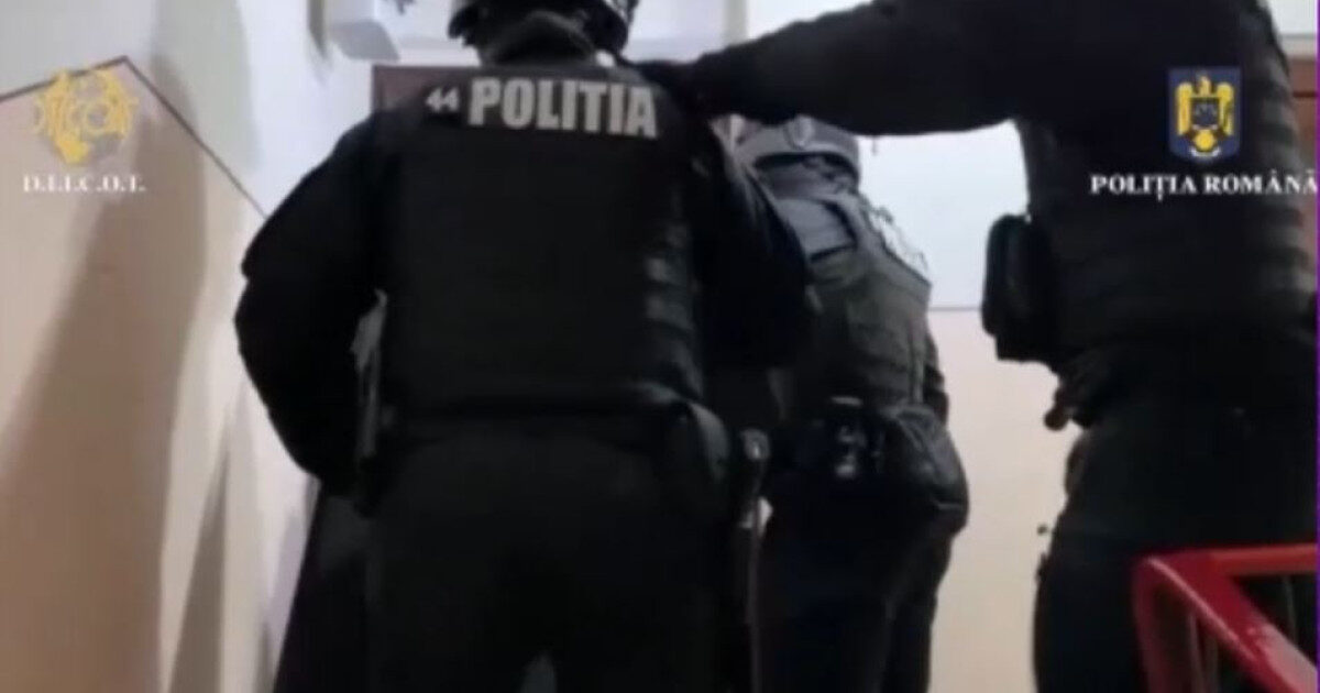 Haine, detergenți, software fals: Procurorii au descins în toată România!