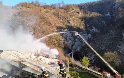 Incendiu devastator la Mănăstirea din Vâlcea: O femeie, găsită carbonizată
