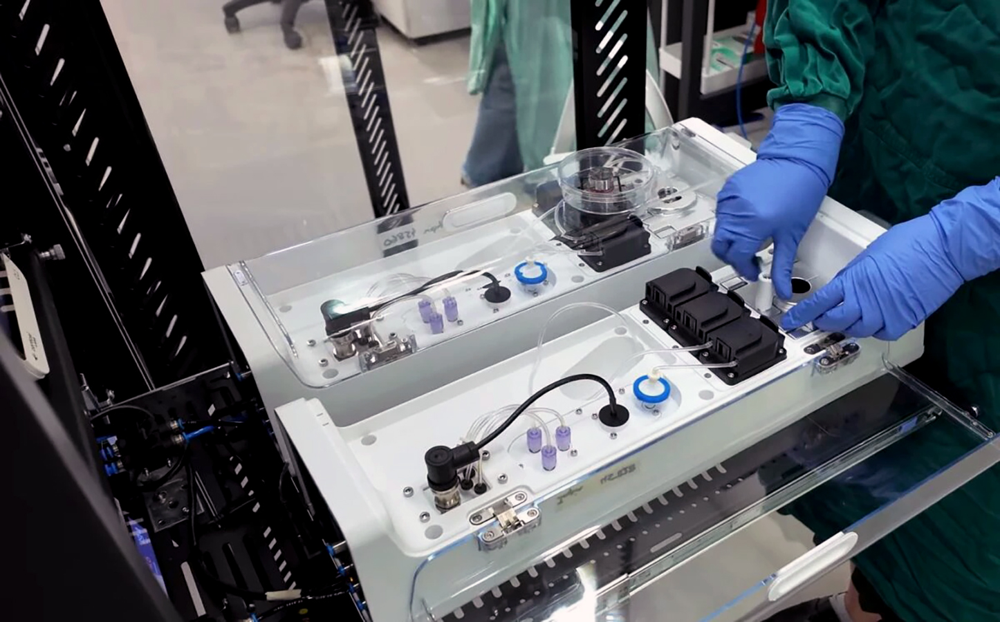 O nouă tehnologie inovatoare promite să revolutioneze domeniul inteligenței artificiale și cercetării biomedicale, prin crearea primului „computer biologic” care combină neuroni obținuți din celule stem cu cipuri din siliciu