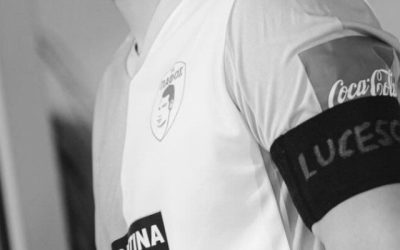 Un gest impresionant a marcat o partidă de fotbal: un internațional român a purtat banderola de căpitan pe care era inscripționat numele legendarului antrenor Mircea Lucescu