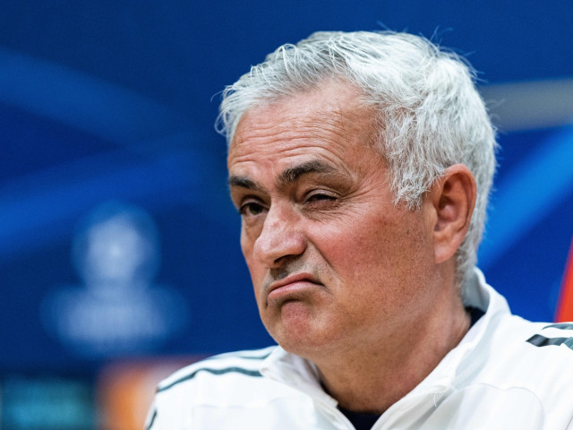 Real Madrid, o umbră a gloriei: Un sezon de coșmar pentru „Los Blancos” Real Madrid se confruntă cu perspectiva sumbră a unui al doilea sezon consecutiv fără a cuceri vreun trofeu major, marcând un moment de cotitură pentru una dintre cele mai titrate echipe de fotbal din lume