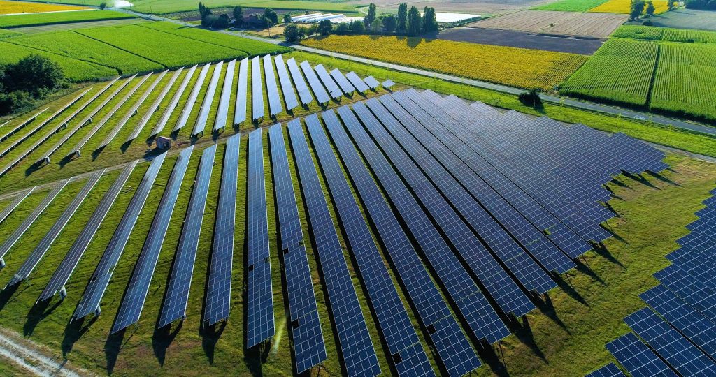 Orașul din România care trece pe energia verde începe să își transforme infrastructura de iluminat public prin implementarea unui parc fotovoltaic, primul de acest gen din localitate