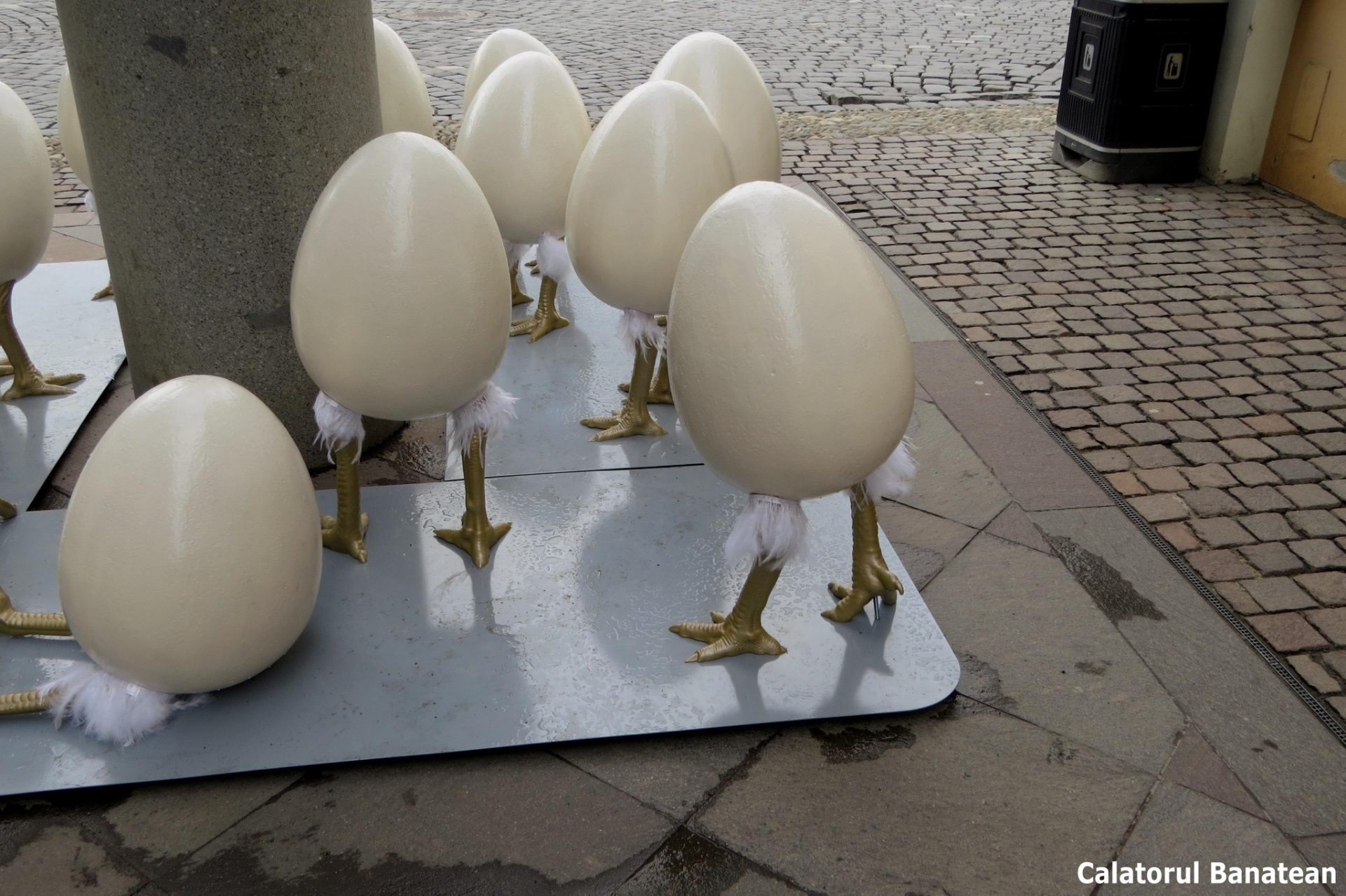 Virgil Cripcariu cere primăriei să înlăture decorațiunile de Paște cu ouă cu picioare lângă sculptura sa emblematică din Timișoara