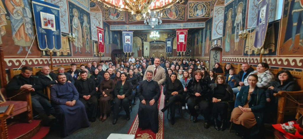 Un preot dintr-un sat din România a organizat recent o întâlnire inedită, dedicată temei adicțiilor, la care a reunit psiholog și tineri pentru a discuta despre un subiect dificil, însă tot mai prezent în rândul generației tinere