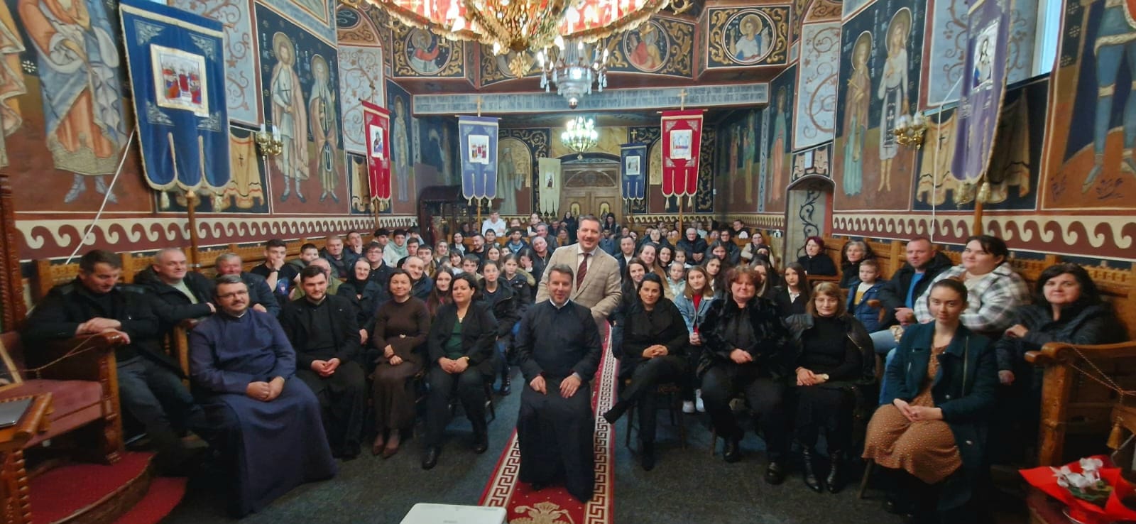 Un preot dintr-un sat din România a organizat recent o întâlnire inedită, dedicată temei adicțiilor, la care a reunit psiholog și tineri pentru a discuta despre un subiect dificil, însă tot mai prezent în rândul generației tinere