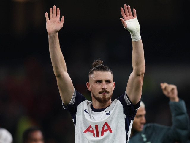 Radu Drăgușin pleacă definitiv de la Tottenham în faza finală a transferului